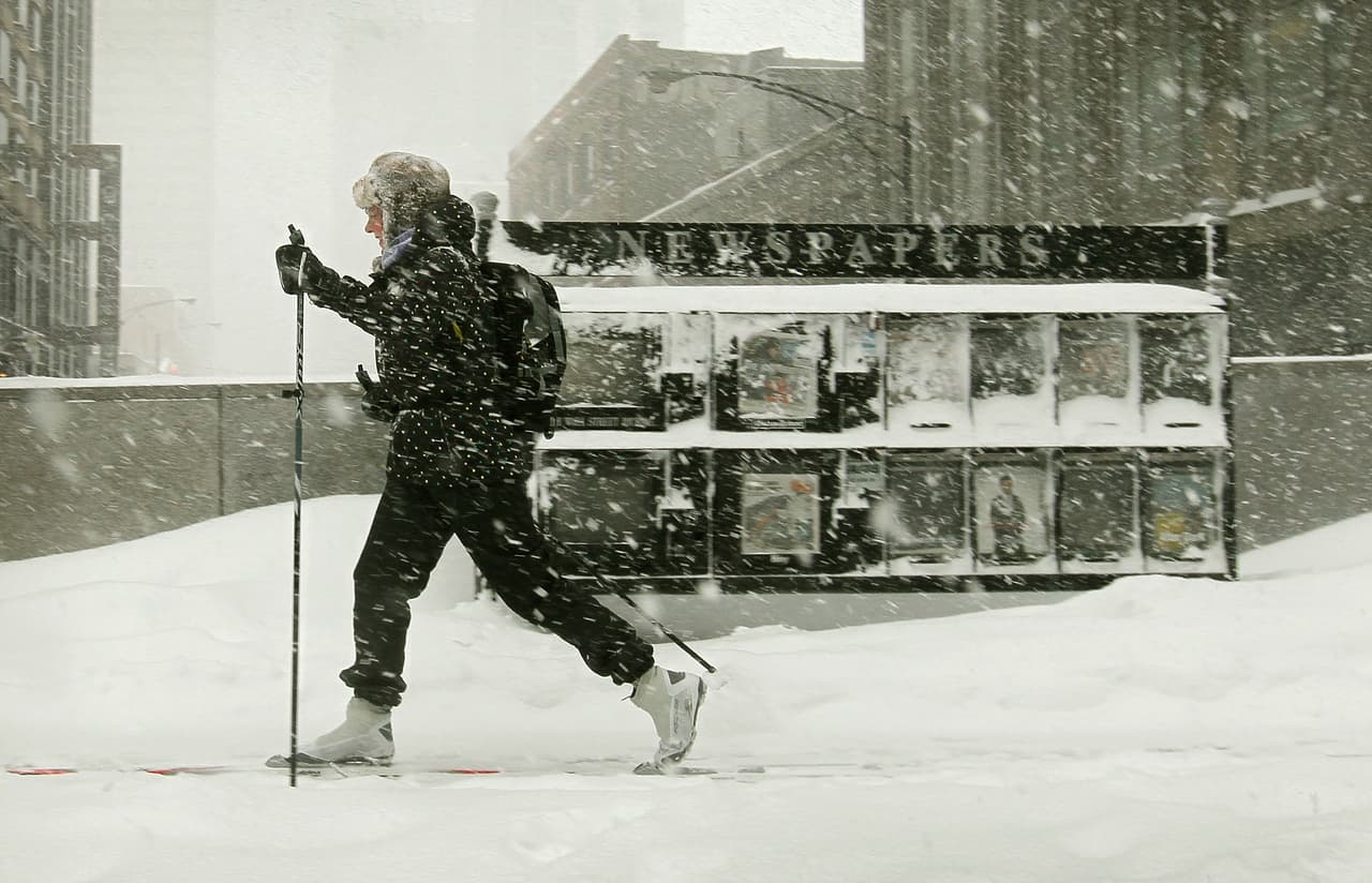 Una mujer esquia por Michigan Avenue mientras se dirige al trabajo el 2 de febrero de 2011 en Chicago. Ese día, una tormenta invernal arrojó más de 20 pulgadas de nieve.