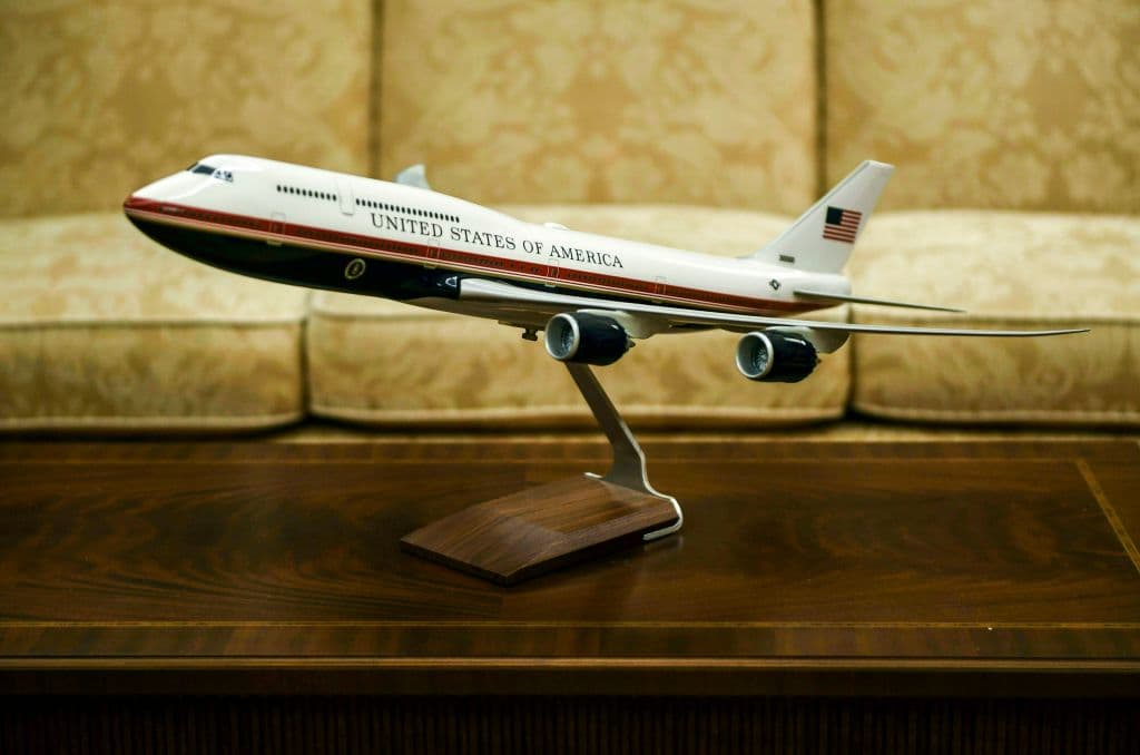 Cuando estaba en el cargo, Trump mantuvo una maqueta del nuevo avión presidencial en la nueva combinación de colores en una mesa de café en la Oficina Oval.