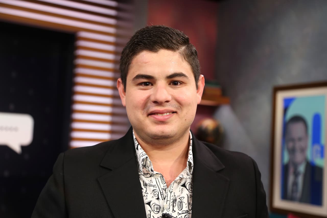 Olivas ha vivido varios episodios que tienen que ver con la muerte. Además del atentado en su contra, su padre fue víctima de 
<b><a href="https://www.univision.com/shows/noticiero-univision/por-segunda-vez-en-10-dias-padre-del-cantante-alfredo-olivas-es-de-nuevo-blanco-de-un-atentado-video" target="_blank">dos ataques</a> </b>en diciembre de 2018.