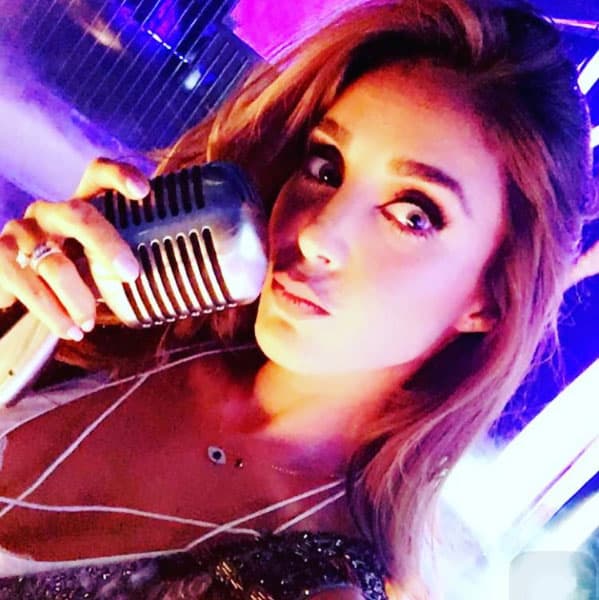 Anahí también tuvo que cambiar sus planes de promoción de su nuevo disco.