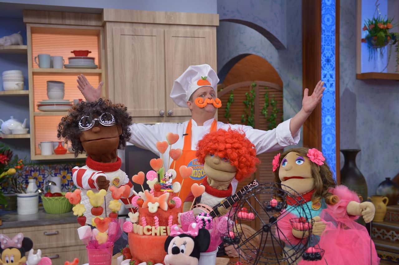 El Chef Mandarina listo para preparar una dulce receta de cumpleaños.