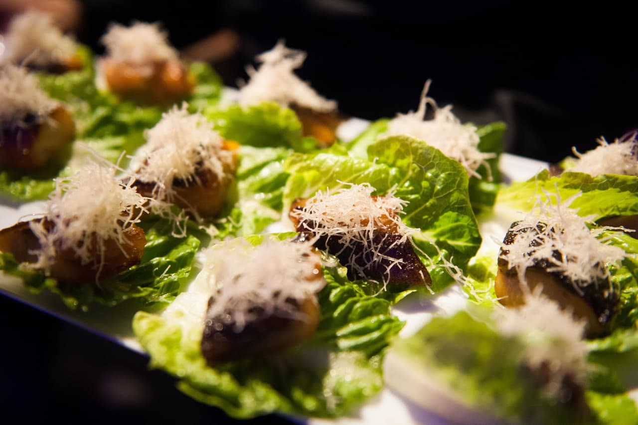 El restaurante tiene tres espacios para los comensales y un elegante bar lounge.