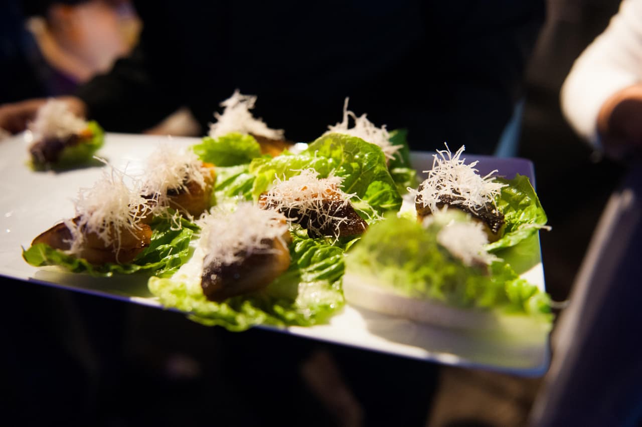 Se caracterizan por la exquisita preparación de platillos orientales con un toque renovado y fresco del occidente.