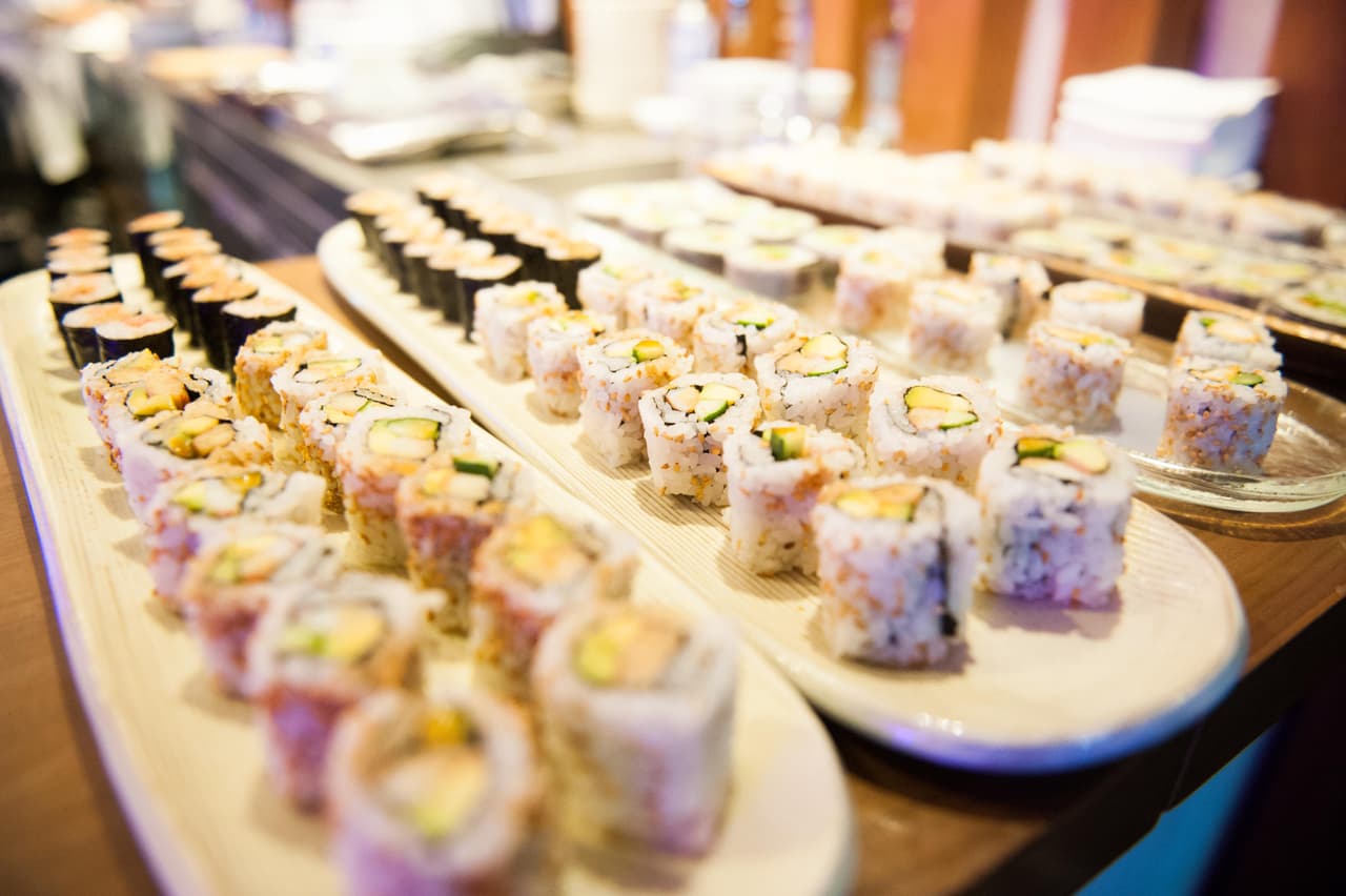 Hay un amplio salón con sushi bar, un atrio y la terraza espléndida a la que todos quieren entrar.