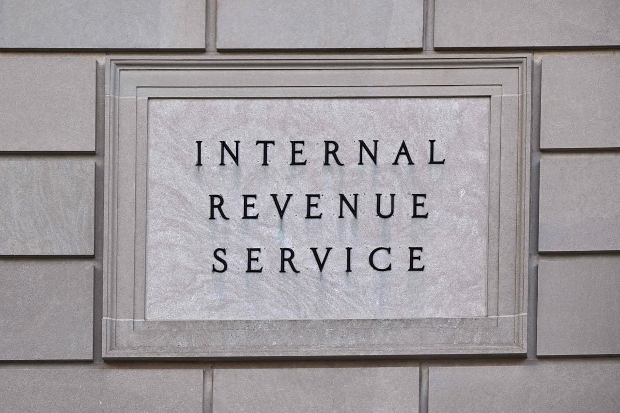 El reembolso de impuestos este año podría ser menor de lo esperado: el IRS explica por qué