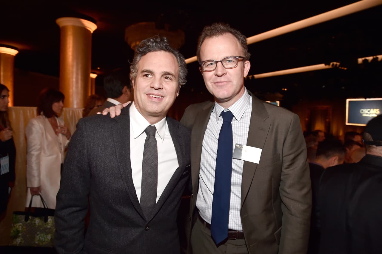Mark Ruffalo y el director y escritor Tom McCarthy. Cuentan los que saben que su película "Spotlight" podría ser la única en hacer pasar un mal rato a Iñárritu y su pronóstico seguro a arrasar con los Oscar en su entrega número 88.