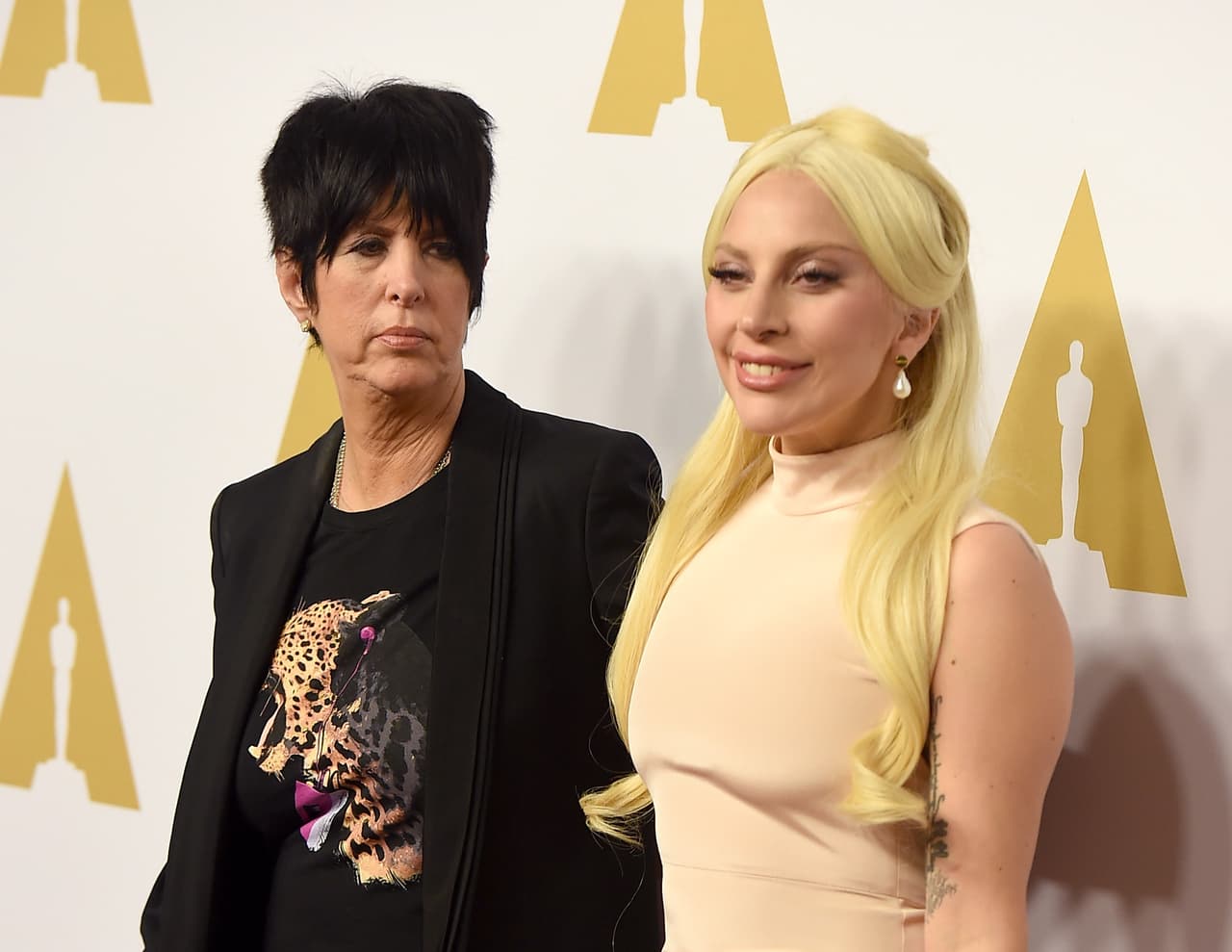 Lady Gaga se veía muy contenta rodeada de tanta estrella de Hollywood.