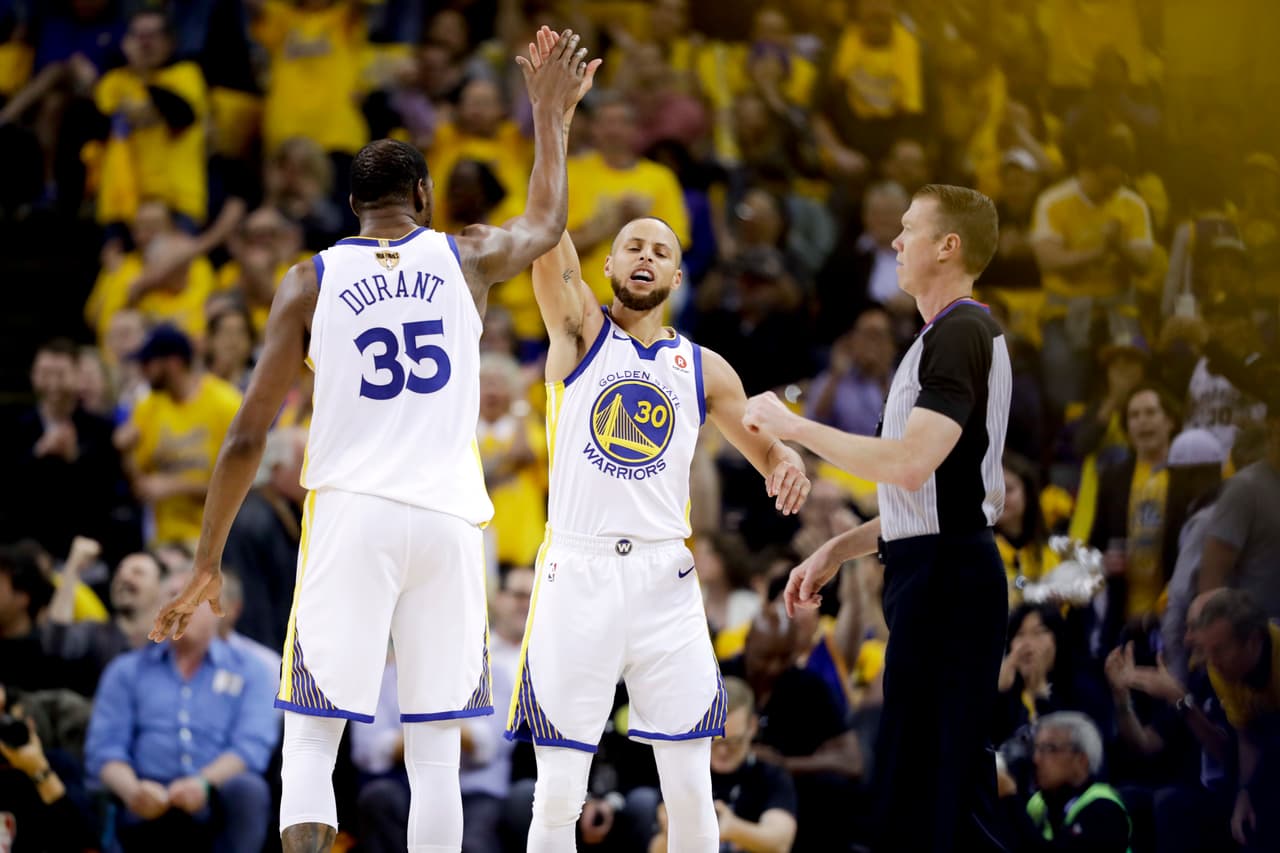 Como en el segundo cuarto, LeBron comenzó a descansar dentro –y luego fuera– del campo y los localos lo aprovecharon. Se quedaron con este tercero por 22-28 y el partido estaba 78-84 a su favor.