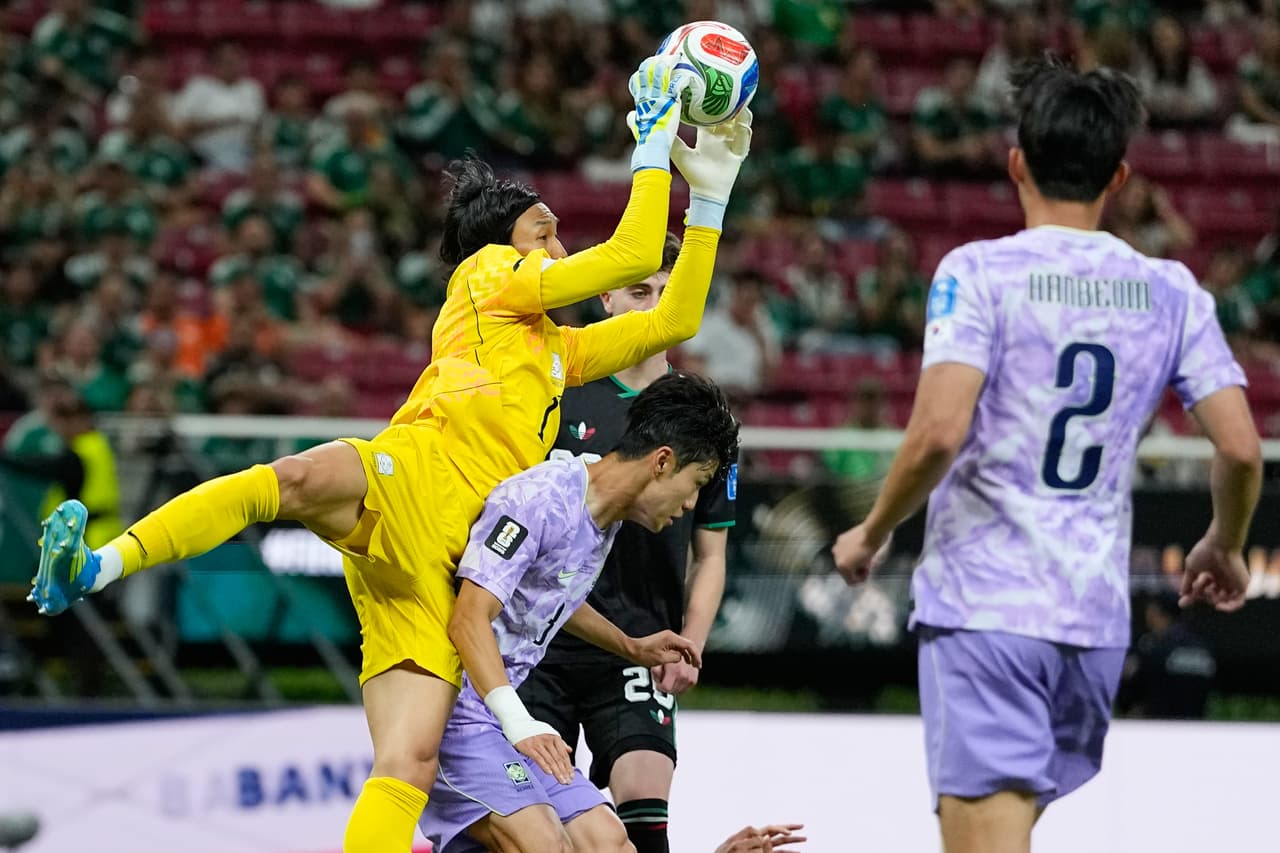 El portero de Corea del Sur, Kim Seung-gyu (1), intenta atrapar el balón durante el partido de fútbol del Grupo A de la Copa del Mundo entre México y Corea del Sur en Zapopan, cerca de Guadalajara, México, el jueves 18 de junio de 2026.