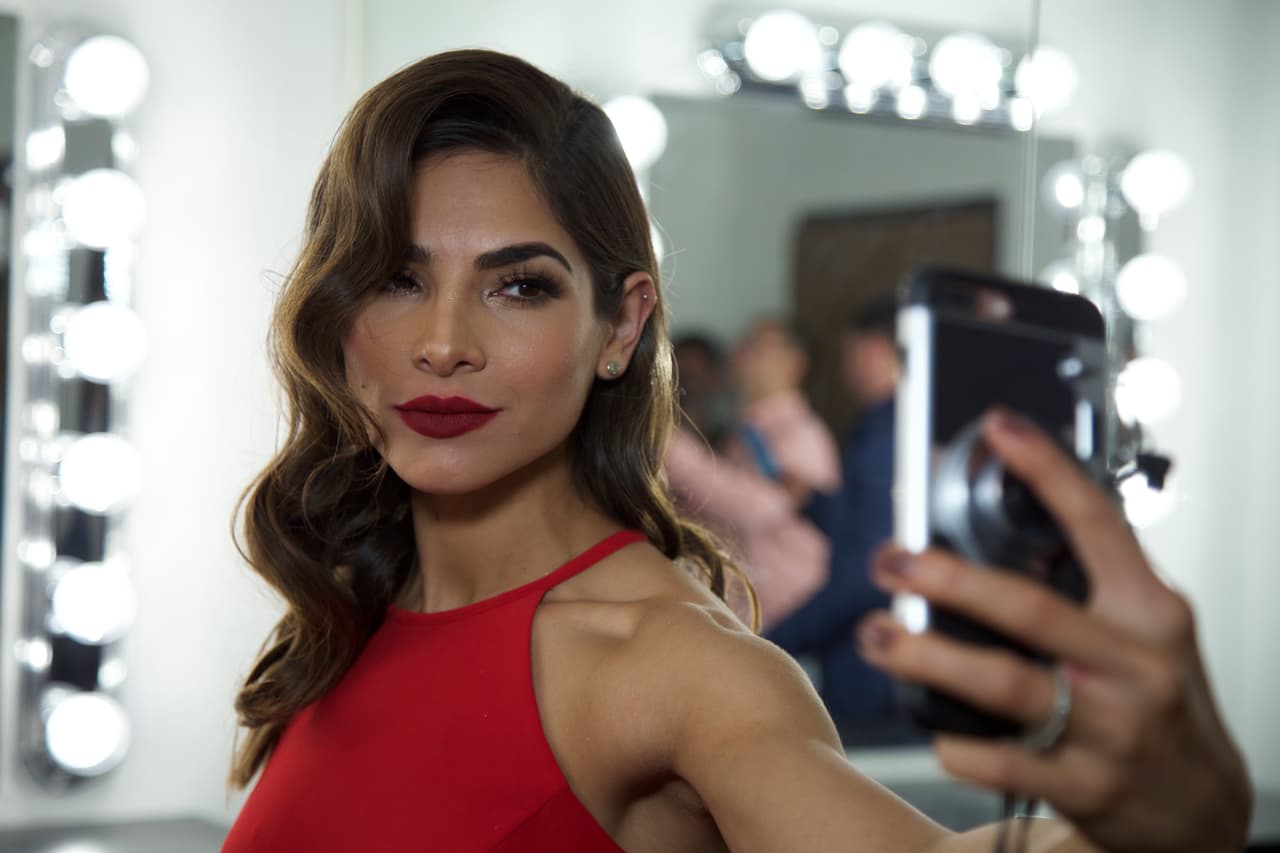 <b><a href="http://www.univision.com/shows/la-reina-de-la-cancion/las-mejores-fotos-de-los-looks-de-alejandra-espinoza-en-la-reina-de-la-cancion-fotos" target="_blank">Alejandra </a></b>llegó con 
<b><a href="http://www.univision.com/shows/la-reina-de-la-cancion/lo-sentimos-alejandra-matteo-y-su-papi-son-dos-gotas-de-agua-fotos" target="_blank">Matteo</a></b> a su primera sesión de fotos desde que vive en Los Ángeles y busca abrirse camino en la actuación. Desde lo natural hasta lo glamoroso, Alejandra jugó con varios estilos para abarcar todo tipo de personajes y llamar la atención de los productores. 
<b><a href="http://www.univision.com/shows/la-reina-de-la-cancion/capitulo-4-alejandra-la-de-tijuana-en-la-los-americanos-la-prefieren-al-natural-para-ellos-mas-es-menos-video" target="_blank">MIRA EL VIDEO</a></b>.