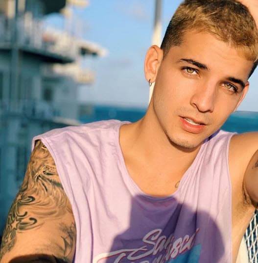 La tarde del 7 de febrero de 2019 transitaba por una avenida de Medellín, Colombia, cuando recibió un 
<b><a href="https://www.univision.com/entretenimiento/asesinan-al-cantante-legarda-novio-de-la-youtuber-luisa-fernanda-w-durante-un-asalto-bancario">impacto de bala en la cabeza.</a></b>
<br>