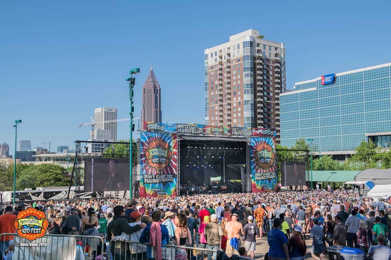 <b><a href="https://sweetwater420fest.com/">SweetWater 420 Fest (22 y 23 de abril)</a></b>. Celebra el Día de la Tierra con el festival anual de la cervecería con sede en Atlanta en Centennial Olympic Park. Disfruta de música en vivo, un mercado de artistas, una carpa de comedia y una carrera de 5 km, todo mientras disfrutas de forma segura de las mejores bebidas de SweetWater.