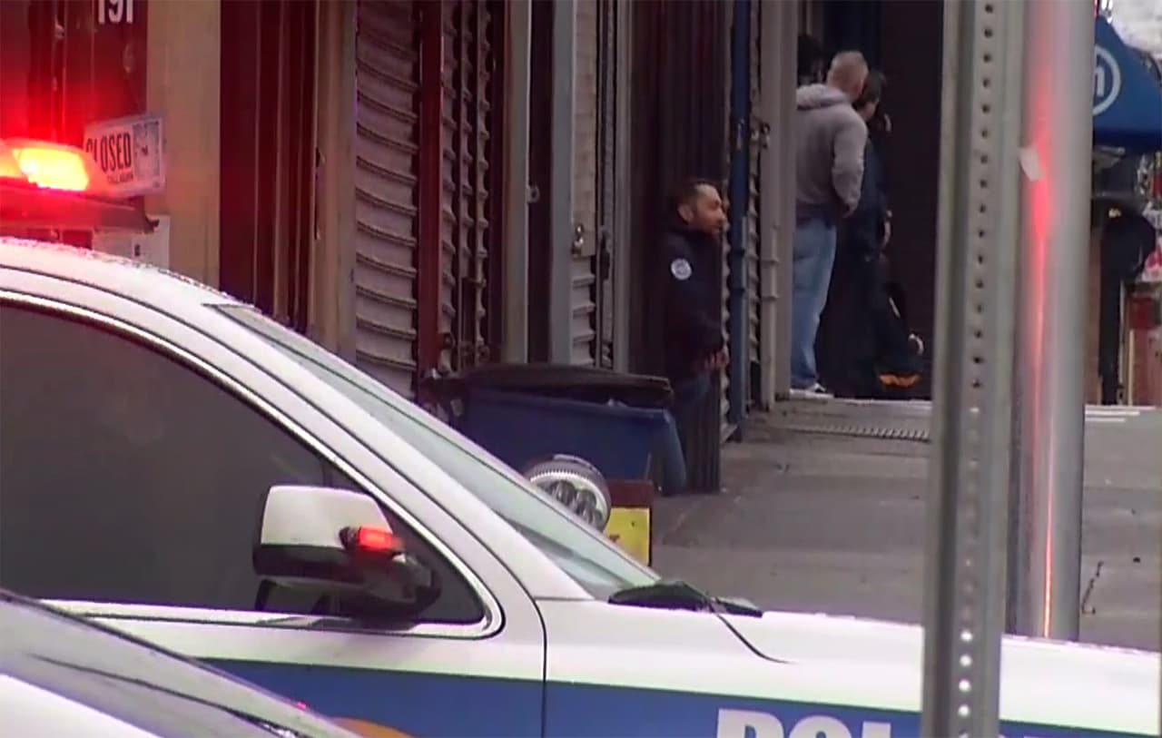 Oficiales de policía responden en el lugar de los hechos tras los informes de disparos