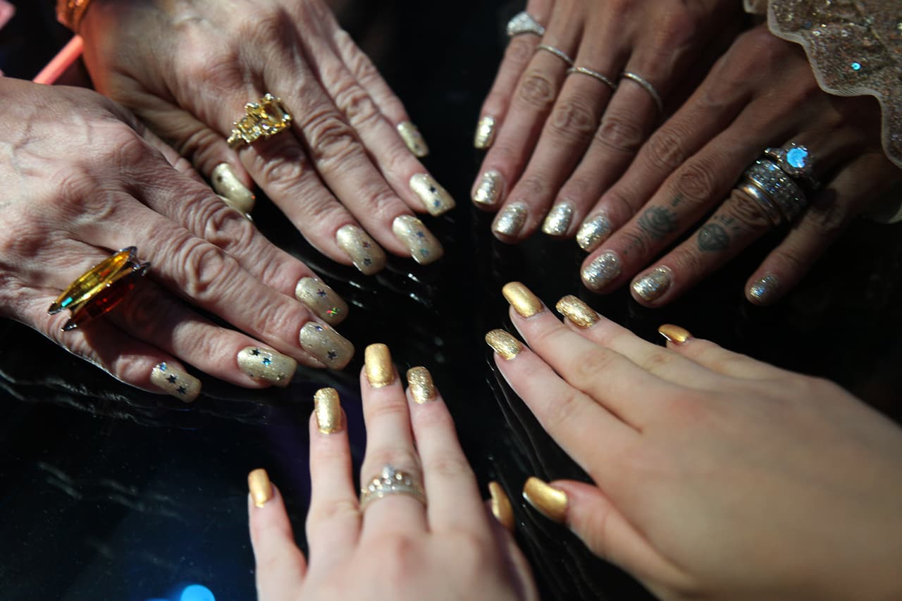 En lo que coincidieron las tres fue en el esmalte de uñas: ¡las tres se pusieron dorado! El tono de Galilea Montijo y Verónica Castro era similar, mientras que el Karol era más claro, color que también llevó en su pedicure.