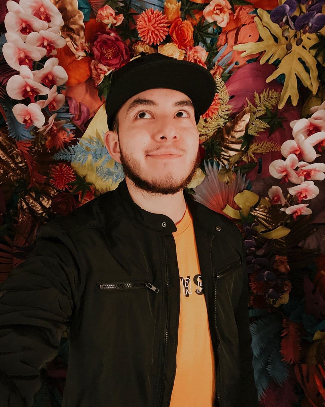 “Acabo de comenzar la universidad estudiando Producción Musical y me ha hecho extrañarla más. Simplemente porque sé que está muy feliz por eso. Obtener una educación era muy importante para ella”, agregó.