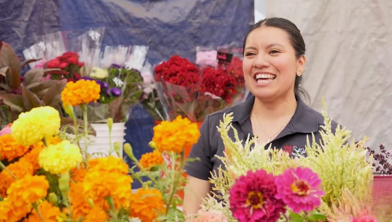 ¡Flores para todos! Así es como una latina se abre camino en el Valle Central de California