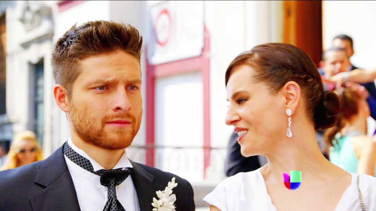 Alex ya está en la iglesia, pero se ve muy nervioso.