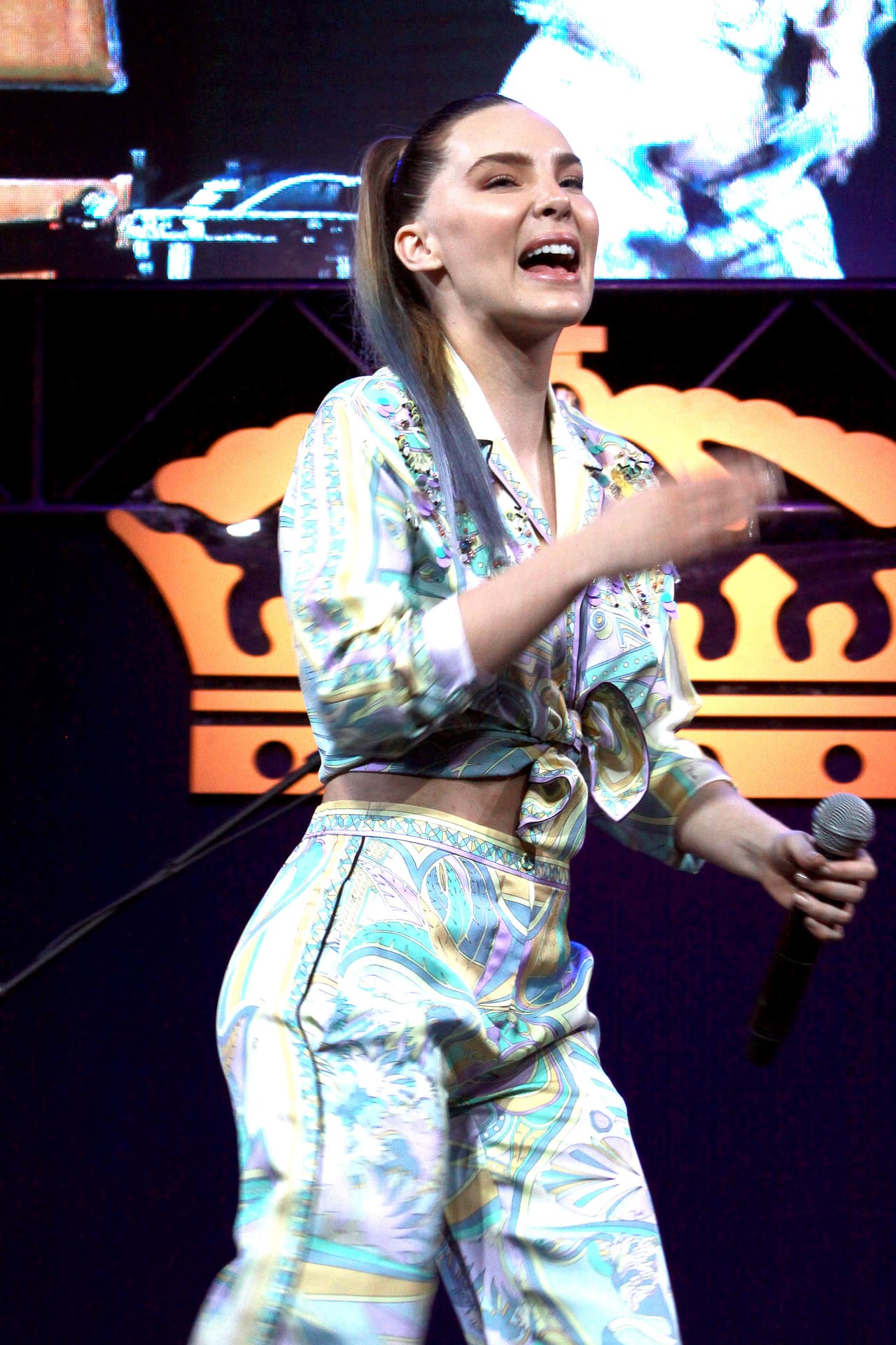 "Tenía ensayo, pero ya no fui porque fui al doctor y me detectaron influenza de las fuertes, tengo que estar en cama, nadie puede estar conmigo, solo está mi enfermera por cualquier cosa", agregó.