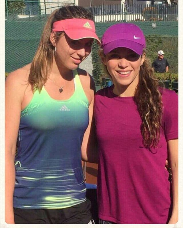 Por la tarde, la merienda de la cantante colombiana es un vaso de zumo de tomate o yogur y un poco de pan integral con queso bajo en grasas.