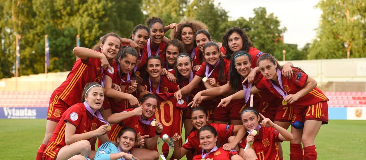 Juega su tercera temporada con el Levante y, a sus 19 años, se unió a la Selección absoluta de España. Su desempeño en la EURO Femenina Sub-17 de 2018 y la Copa Mundial Femenina Sub-17 de la FIFA, han cumplido expectativas sobre la talentosa jugadora.