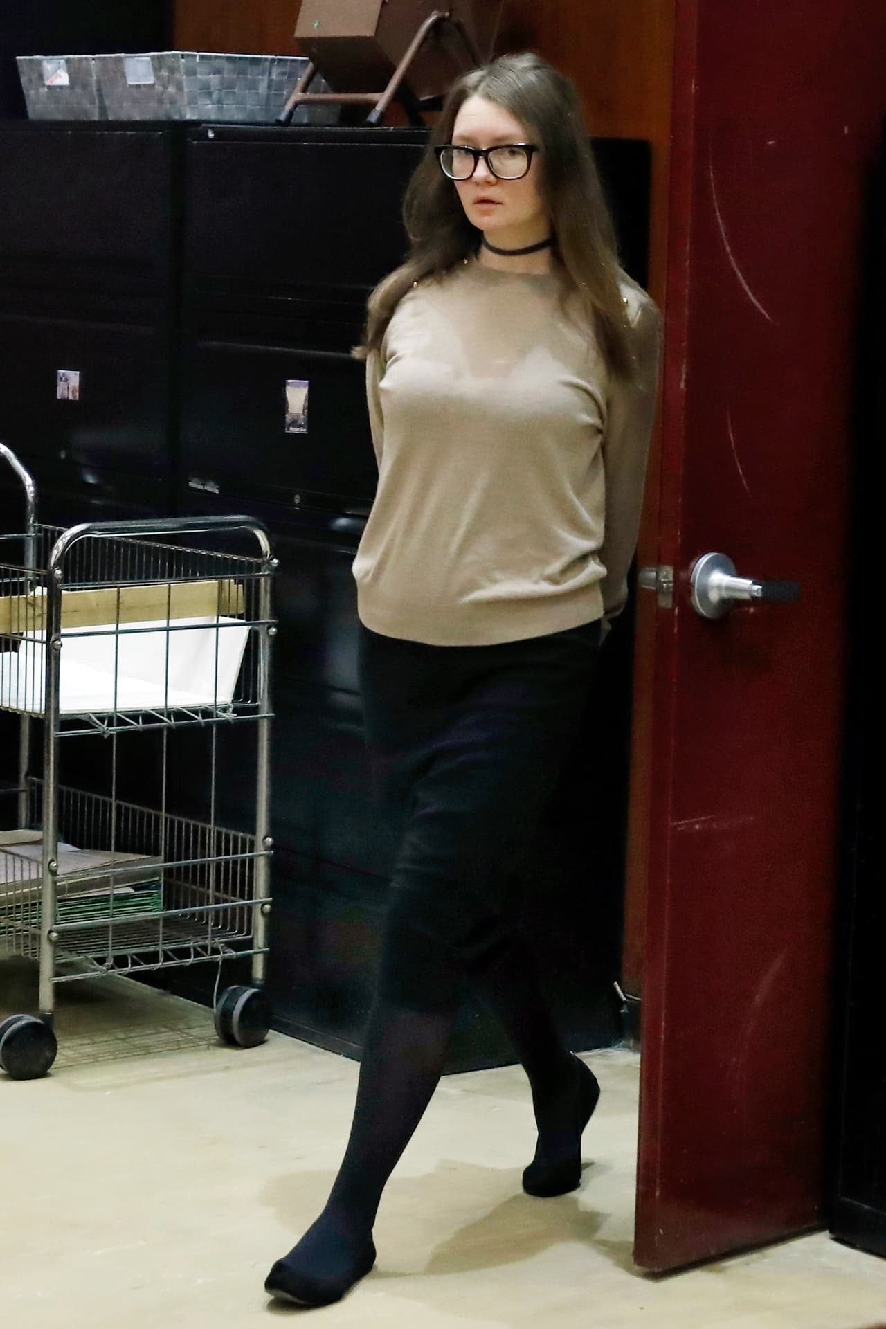 Por eso Delvey dejó a un lado el uniforme beige de las correccionales (con el que se tuvo que presentar en las audiencias anteriores) por uno más parecido al del papel que la consolidó como una 'it girl' frente a la alta sociedad neoyorkina de 2013 a 2017.