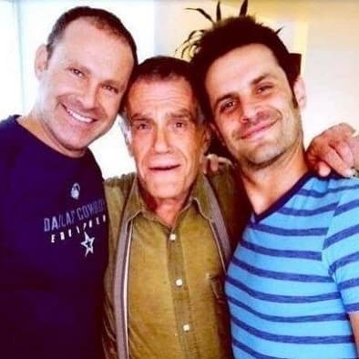 Este jueves del recuerdo, Alan tacher compartió en redes sociales el que dijo ser su mejor TBT (throwback thursday). En la fotografía aparece su hermano, Mark, y su papá, don Alejandro.