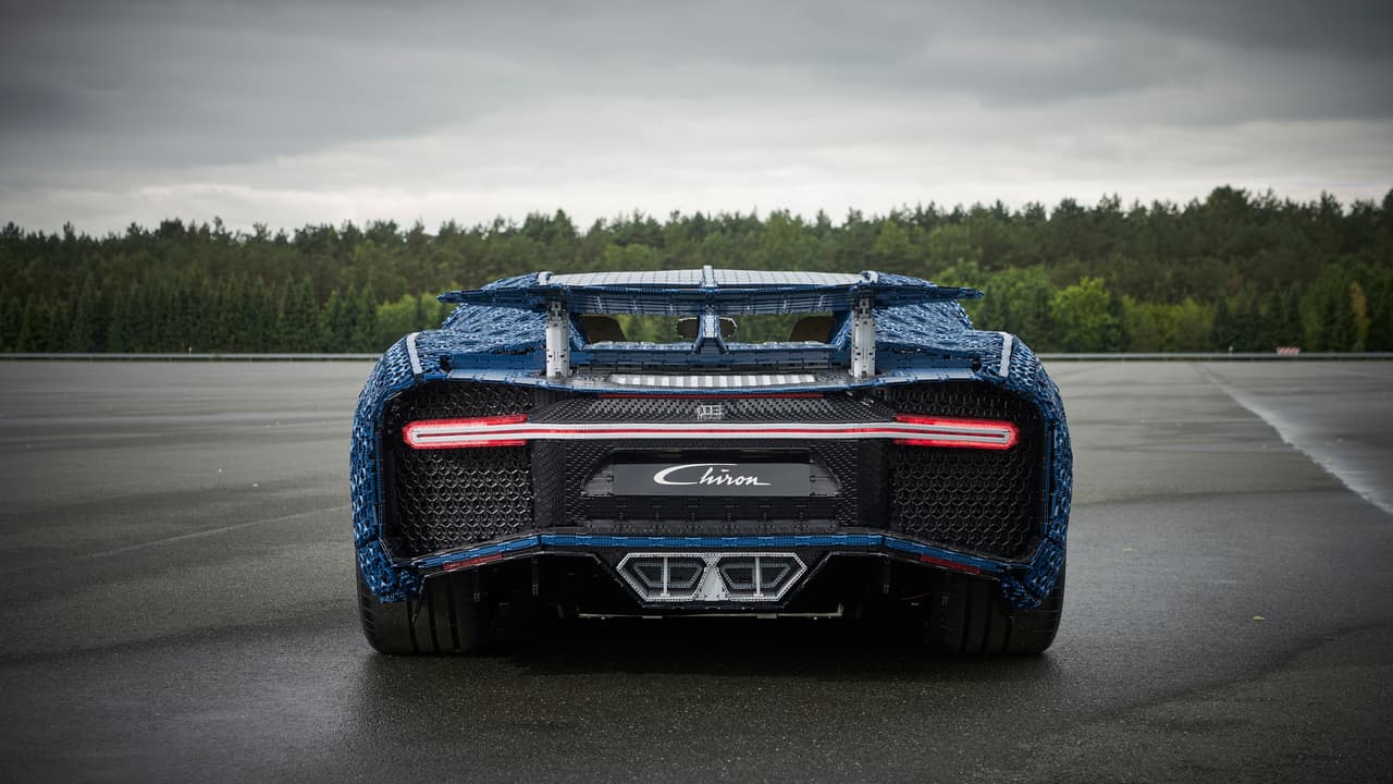 Lo más impresionante de esta replica es que carga con un 
<b>motor funcional compuesto por 2,304 piezas de Lego Power Function</b>.