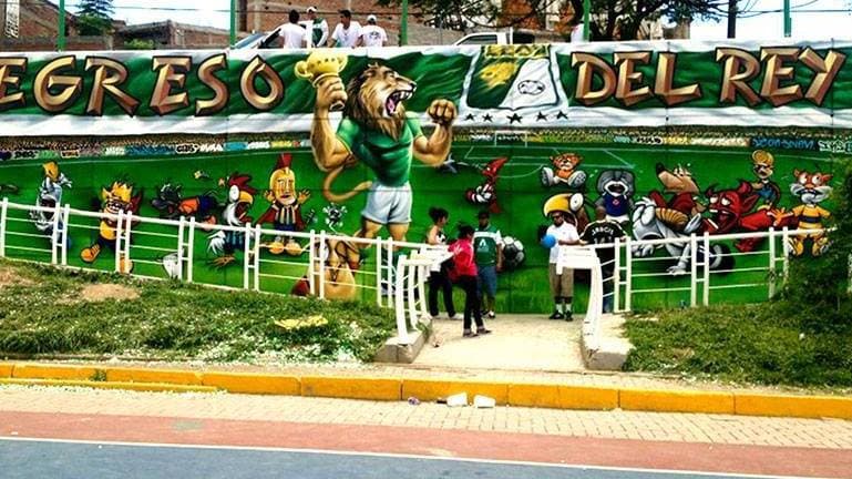 El enorme mural de la afición del León con el resto de los equipos atemorizados por su vuelta a la Primera División.