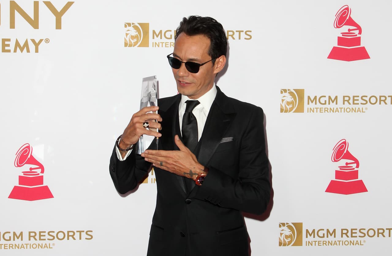 Las sospechas aumentaron cuando durante la ceremonia de Persona del Año en la que Latin GRAMMY le entregó dicho honor, el salsero desfiló sin su argolla de matrimonio.