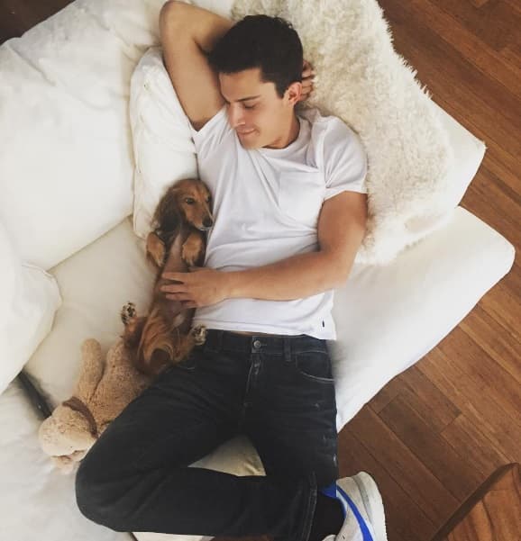 El apuesto actor se convertirá en Javier Morey en El Príncipe, y nos conquistará cada noche apoderándose de la pantalla de UniMás.