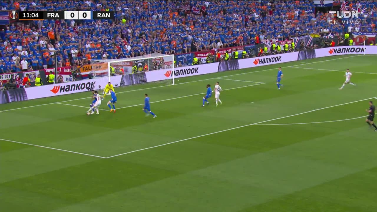 ¡TIRO ATAJADO! disparo por Daichi Kamada.