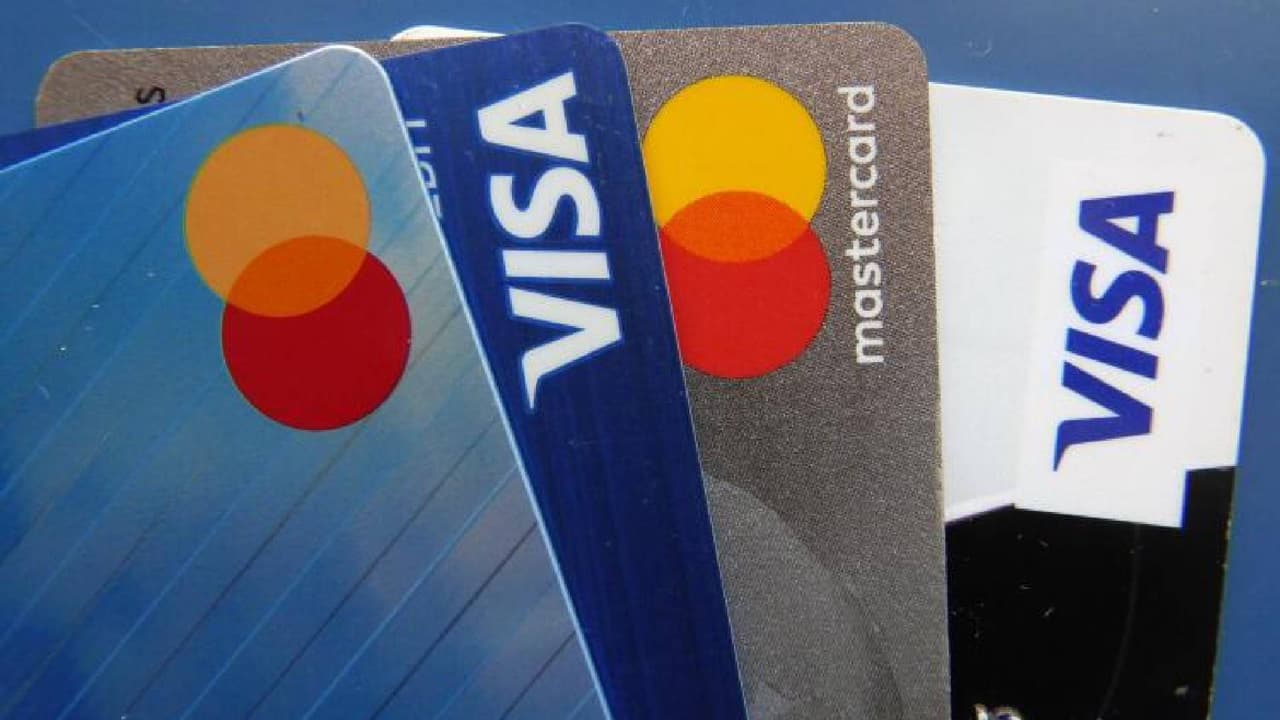 <b>Seguridad con tus tarjetas bancarias</b>
<br>- Utiliza sólo una tarjeta para para reducir riesgos en caso de robo de datos
<br>- Utiliza tarjeta de crédito al comprar en línea, así podrás reclamar reembolsos
<br>- No compartas la información de tus tarjetas con nadie; ten cuidado de tus datos
<br>- Ten mucho cuidado al retirar dinero en efectivo de cajeros automáticos
<br>- Si pierdes tus tarjetas repórtalas de inmediato al banco para bloquear su uso.