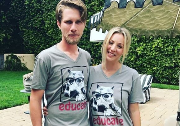 Kaley Cuoco dio el gran paso. La actriz de la serie de 'Big Bang Theory' recibió con sorpresa y en medio de lágrimas el anillo de compromiso de su novio Karl Cook.