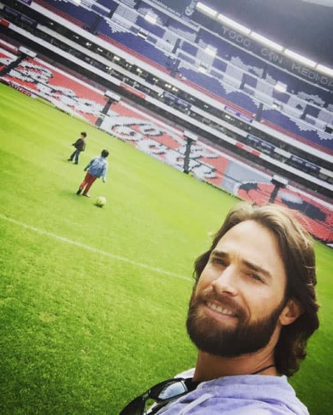 Su hijo Santi ha heredado su gusto por el soccer.