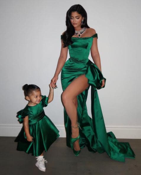 Además, lucieron looks de ensueño, como estos vestidos verde esmeralda que llevaron Kylie Jenner y
<b> <a href="https://www.univision.com/famosos/mami-no-es-suficiente-el-reclamo-de-kylie-jenner-a-su-hija-stormi-video" target="_blank">su hija Stormi</a></b>. Fueron piezas personalizadas por Ralph & Russo. 
<br>