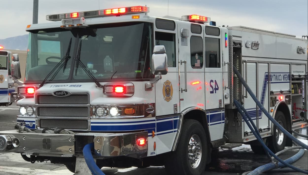 Los bomberos del condado de Kern respondieron a un accidente en la autopista 46 cerca de Kecks Rd. Al llegar, encontraron un semirremolque totalmente rodeado de fuego y el cual se había extendido a 1/4 de acre de hierba.