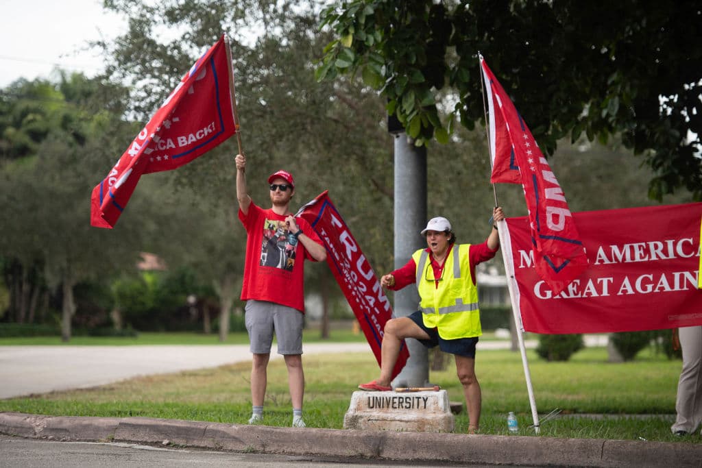 Los seguidores de Trump mostraron su apoyo al candidato a las afueras de algunos centros de votación.