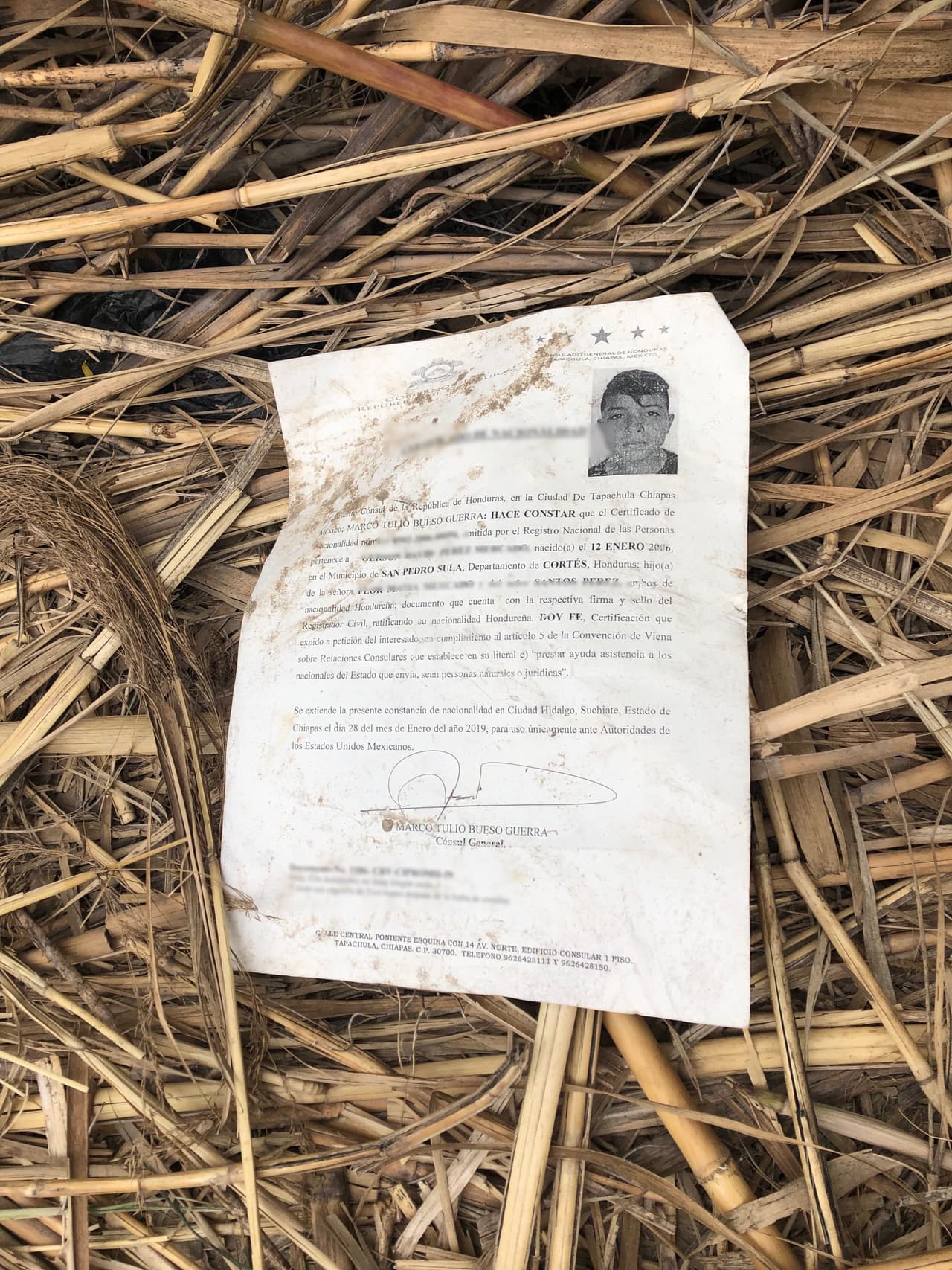 Entre las cosas que los migrantes dejan atrás también hay documentos que dan fe de su procesamiento por las autoridades migratorias mexicanas, como este certificado de nacionalidad de un adolecente hondureño.