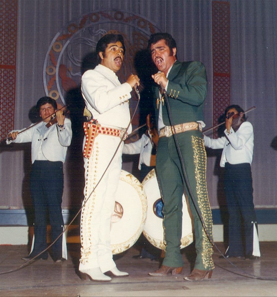 Esta foto es de alrededor de 1960, cuando comenzó su carrera en la Ciudad de México. "(...) casi todos los mariachis me mandaron a volar. Solamente uno me ayudó y me dijo que fuera al restaurante 'Amanecer Tapatío' donde pude conseguir trabajo como cantante de mariachi por primera vez", explicó a través de su página de Facebook al compartir esta foto.