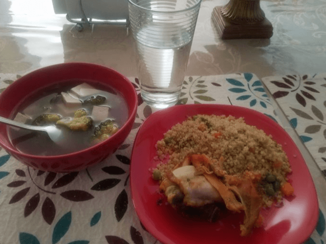 Quinoa y salteado de vegetales con pollo y consomé, cortesía de Maryuri Ontaneda.