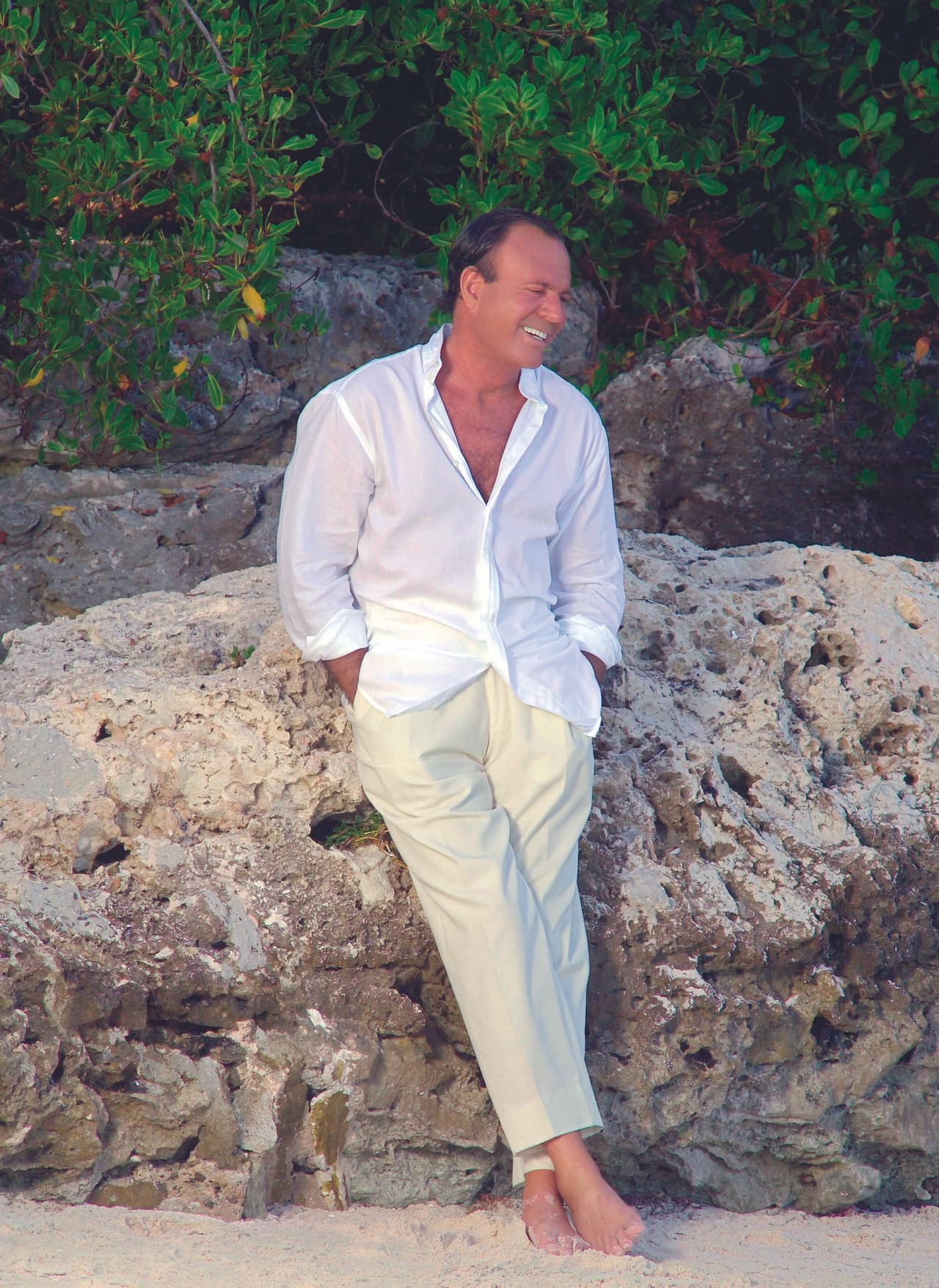 Antes de ser cantante, su vida se inclinó hacia el fútbol. Según el portal El Mundo, el cantante fichó como portero por el Real Madrid.