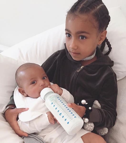 En la víspera de Navidad, la estrella publicó videos en sus historias de Instagram donde dio a conocer que regalaría a su
<b><a href="https://www.univision.com/entretenimiento/kim-kardashian-muestra-las-habilidades-musicales-de-north-west-video" target="_blank">hija de 6 años</a></b>, la chaqueta de terciopelo exacta que 'El Rey delPop' usó una vez con Elizabeth Taylor.