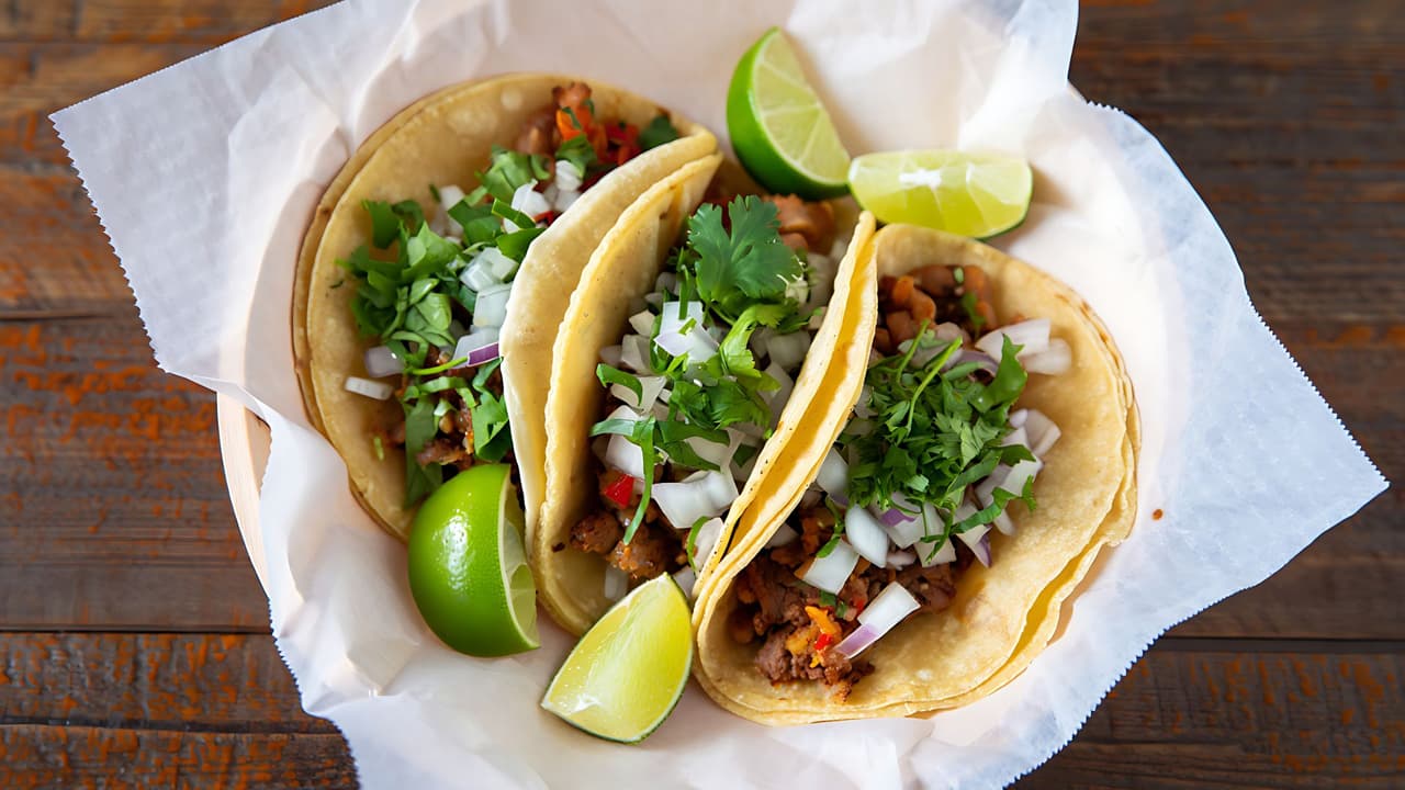 <h3 class="cms-H3-H3">Taquería La Ventana: color y tradición de CDMX</h3>
<br>Es una pequeña ventana a la Ciudad de México: tortillas hechas a mano cada día, ambiente festivo y 
<b>tacos de lengua para quienes se atreven a probar más allá del pastor o el bistec. </b>El elote de La Ventana ya es leyenda en Dallas, ideal para acompañar la visita con ese sabor callejero que tanto extrañan los capitalinos.
<br>📍 
<a href="https://share.google/eFprFTVzkMIPnY7wf" target="_blank">1611 McKinney Ave, Dallas</a>