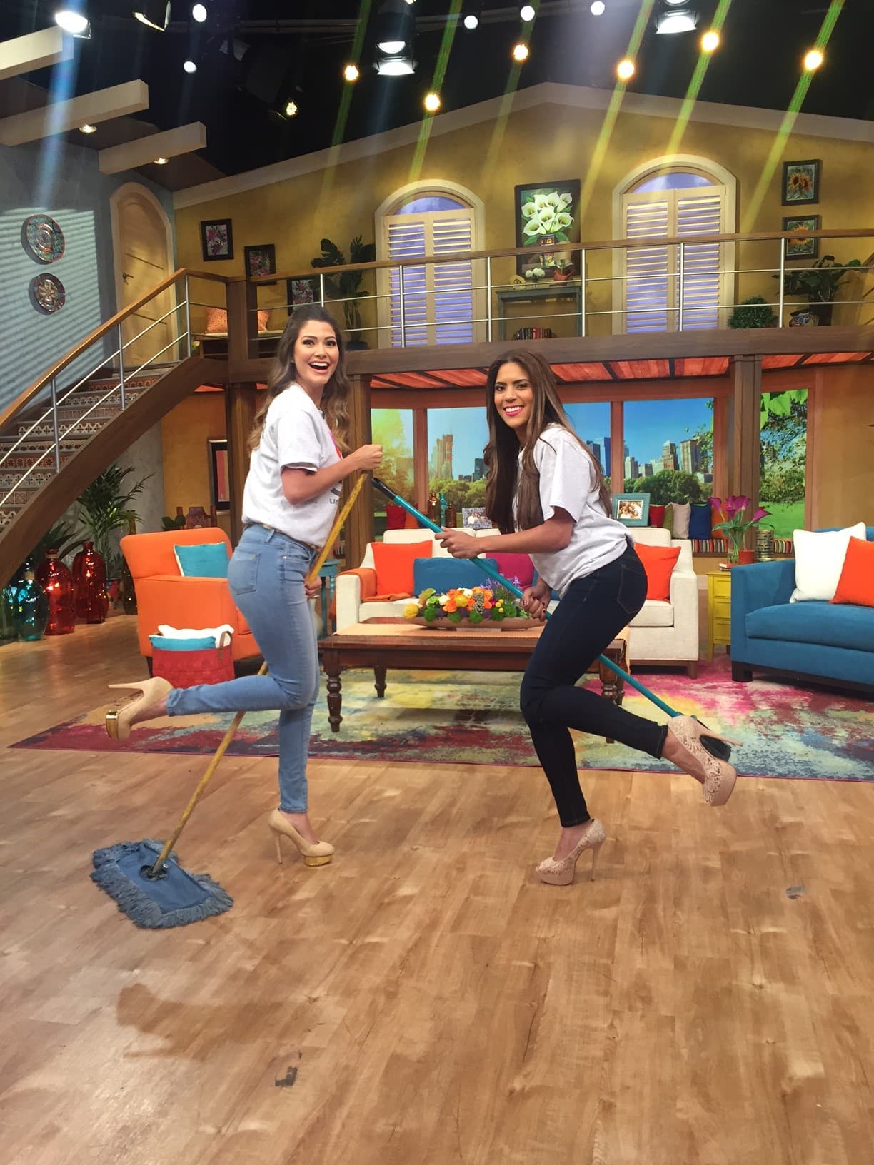 Ana Patricia y Francisca gozaron de lo lindo mostrando ante las cámaras su peculiar técnica para barrer y dejar el piso reluciente.