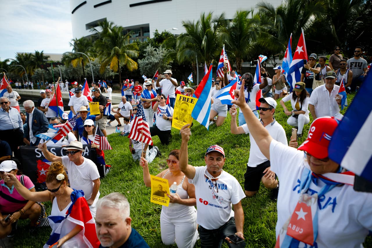 Este domingo en la mañana cientos de personas se reunieron en el parque Tamiami, para participar en una caravana en apoyo a la libertad en Cuba.