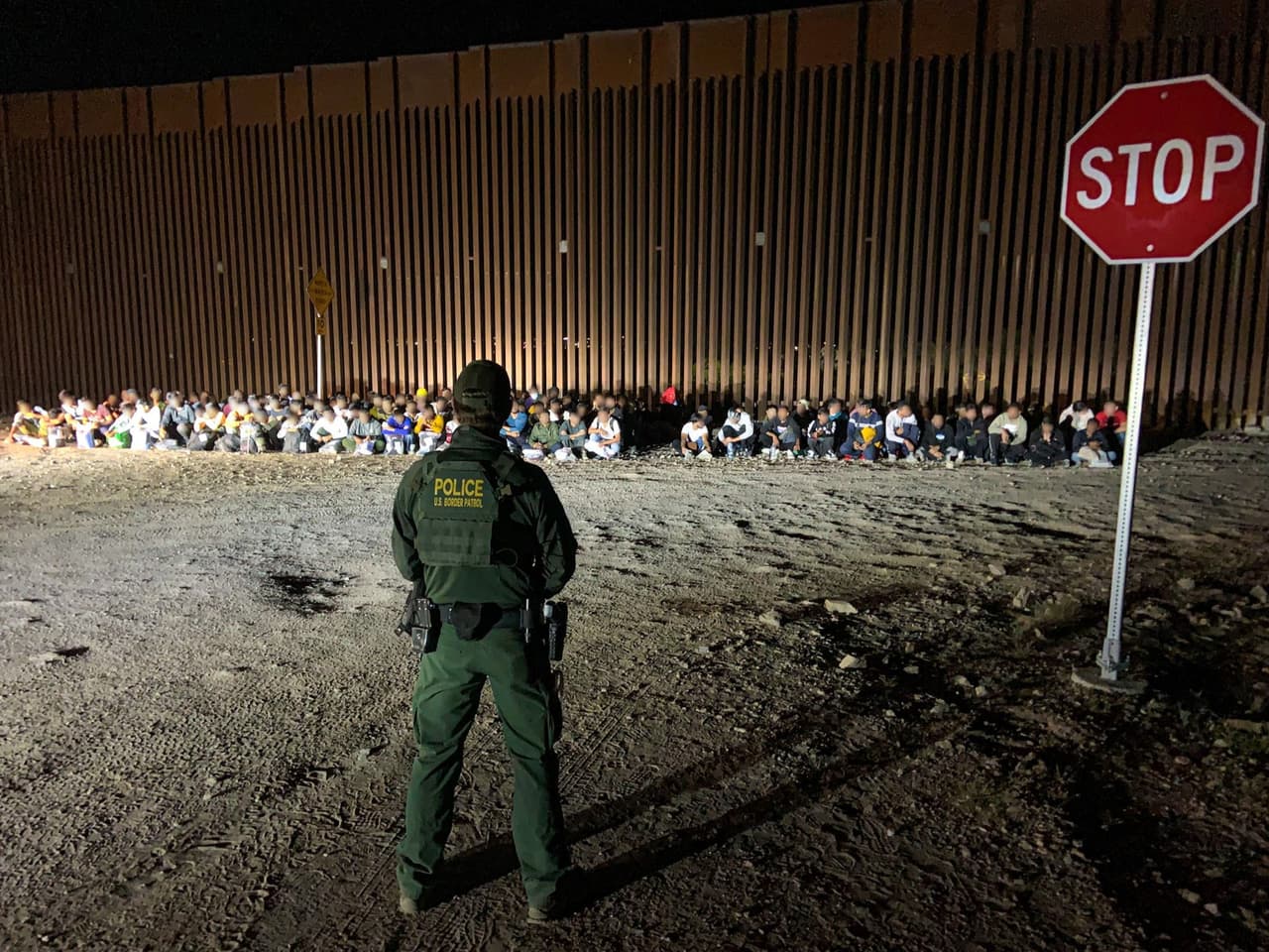 Grupos de más de 100 migrantes, de diferentes nacionalidades continúan llegando por Arizona.