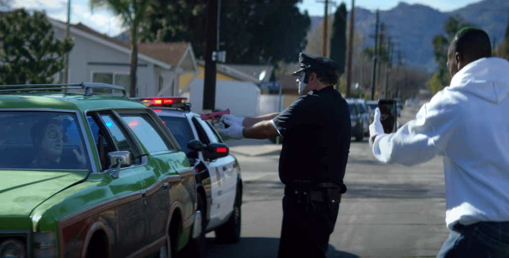 Otra escena del polémico video 'Lavender' del rapero Snoop Dogg en la que un policía le dispara a un ciudadano, mientras otro se dedica a grabar en vez de llamar por ayuda.