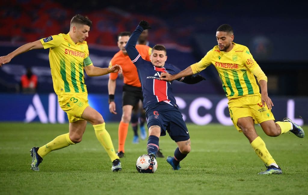 Nantes se lleva la victoria del Parc Des Princes 2-1 ante el Paris Saint-Germain. Los goles de los visitantes corrieron a cargo de Randal Kolo y Moses Simon, mientras que por parte de los parisinos, Julian Draxler hizo el único tanto durante la Jornada 29 de la Ligue 1.