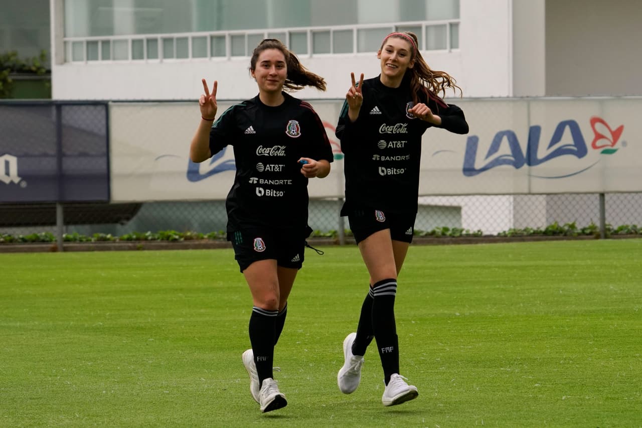 La Selección Mexicana Femenil presume a Silvana y Tatiana Flores en el CAR.