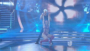 <a href="http://www.univision.com/shows/mira-quien-baila/johnny-senala-el-primer-tropiezo-de-dayanara-no-tuviste-tiempo-de-ensayar-y-se-nota-video">Johnny señala el primer tropiezo de Dayanara: "No tuviste tiempo de ensayar y se nota"</a>